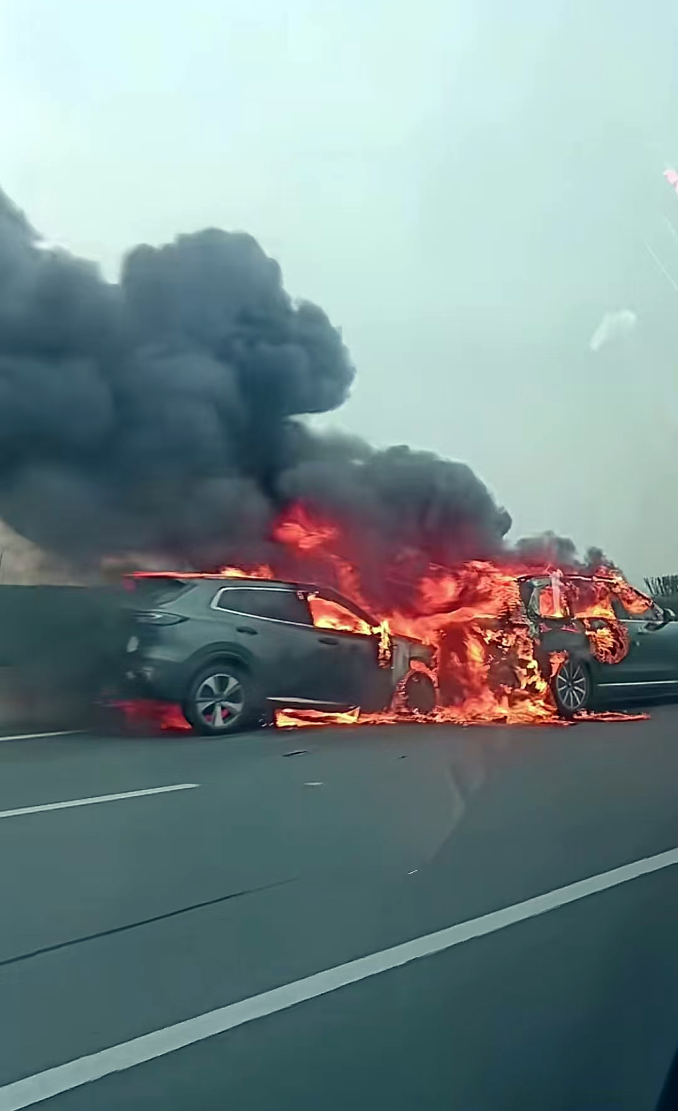 突发！日本发生列车与汽车相撞事故 汽车起火