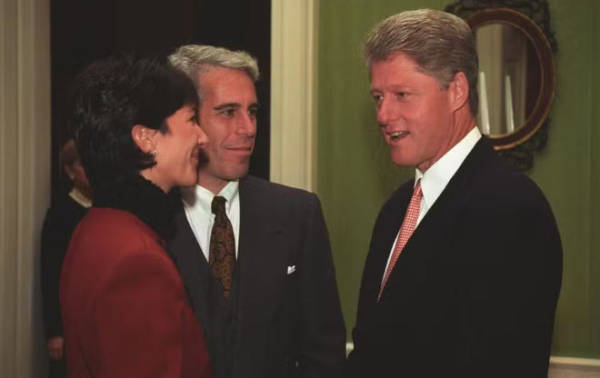 爱泼斯坦案新文件公布：超550页被涂黑，一张手写记录显示来电人为“特朗普”；克林顿多张照片被公开，提及特朗普较少，克林顿方怒斥