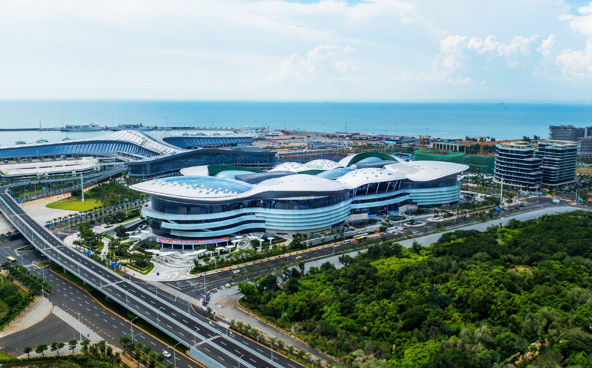 海南自贸港封关首周 三亚旅游消费市场火热
