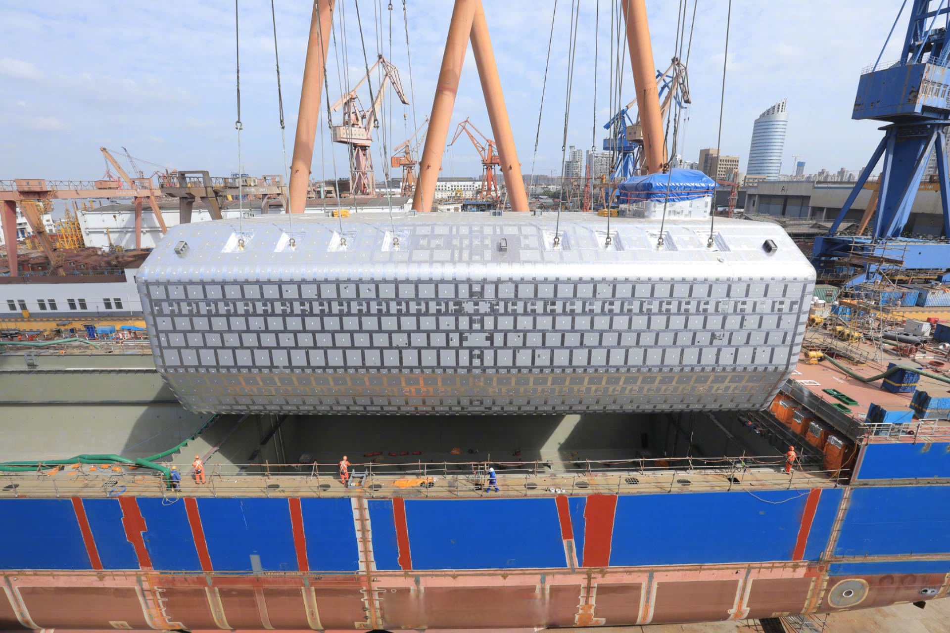 首船“樱桃快航”抵达上海洋山港 带来逾2.1万吨智利车厘子