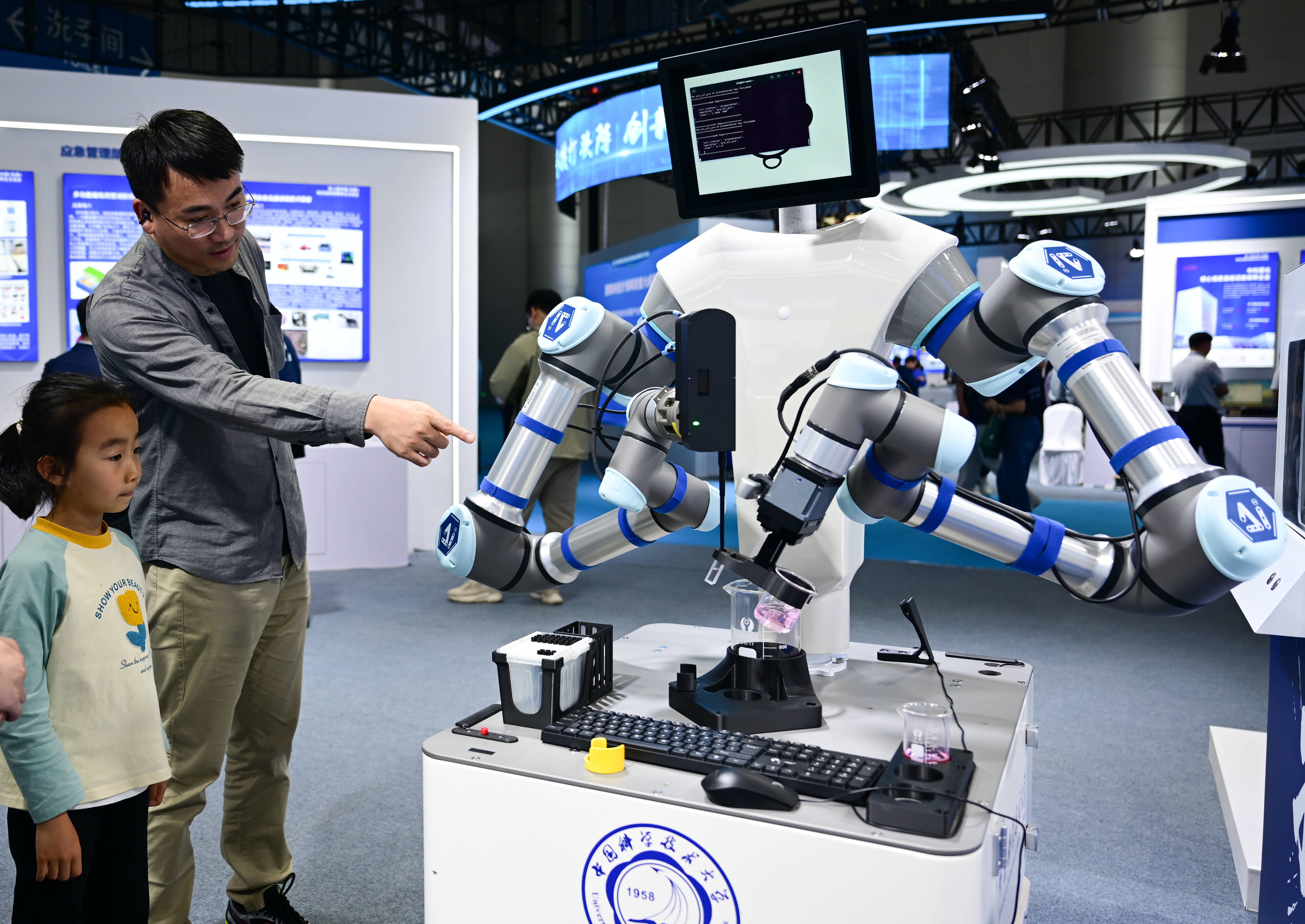 秀我中国丨2025，机器人在向前奔跑