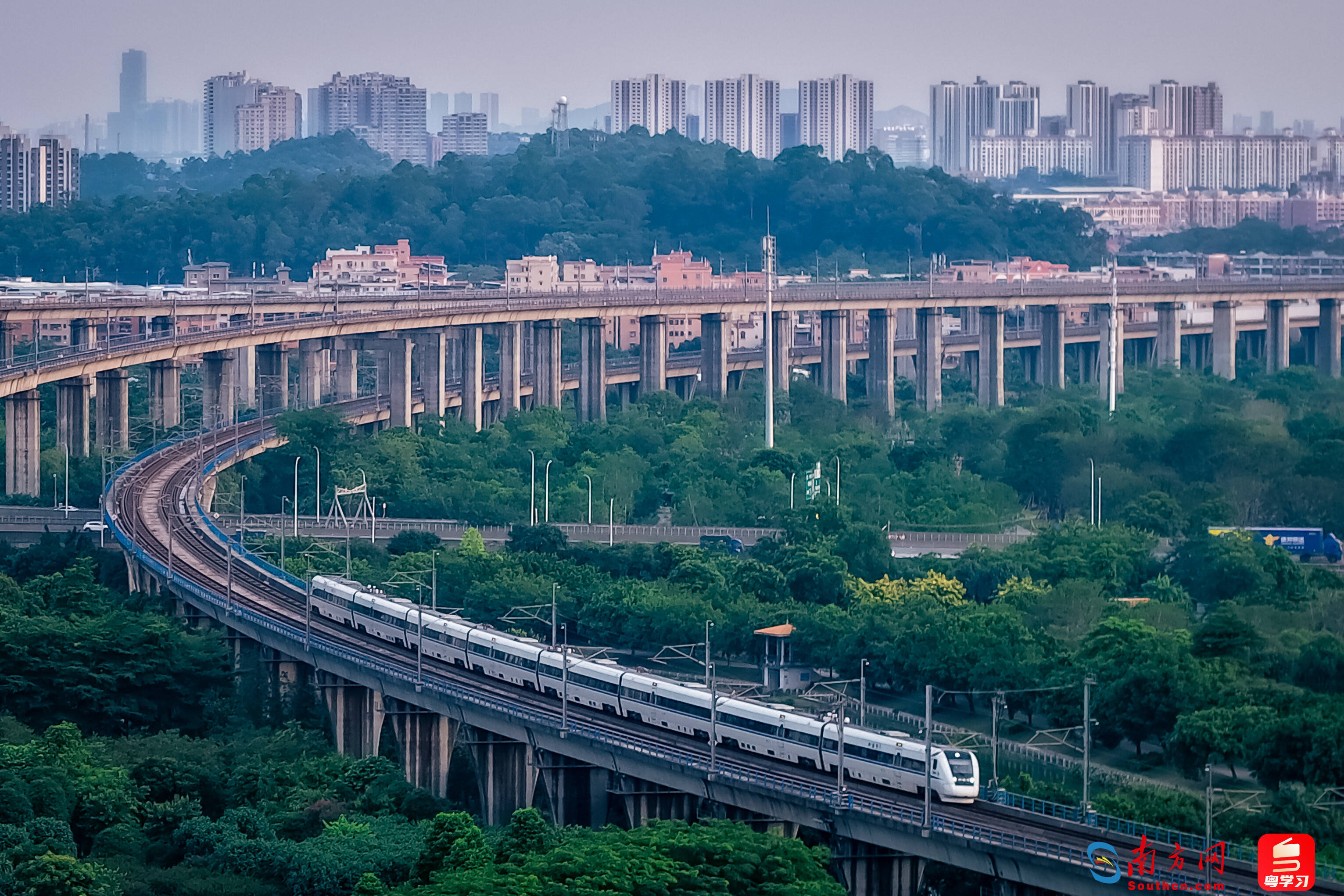 广深港高铁香港段2025年载客量逾3000万人次 再创新高