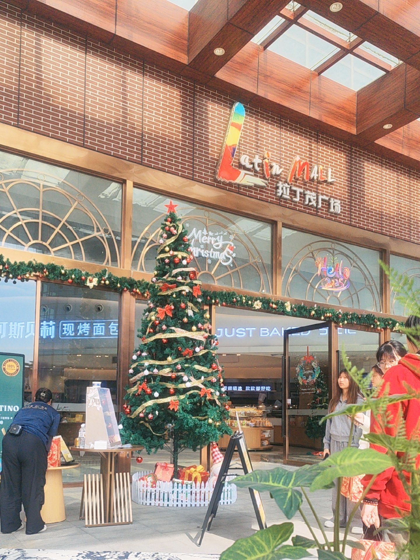 霸王茶姬：涉事店员被辞退，门店停业整顿