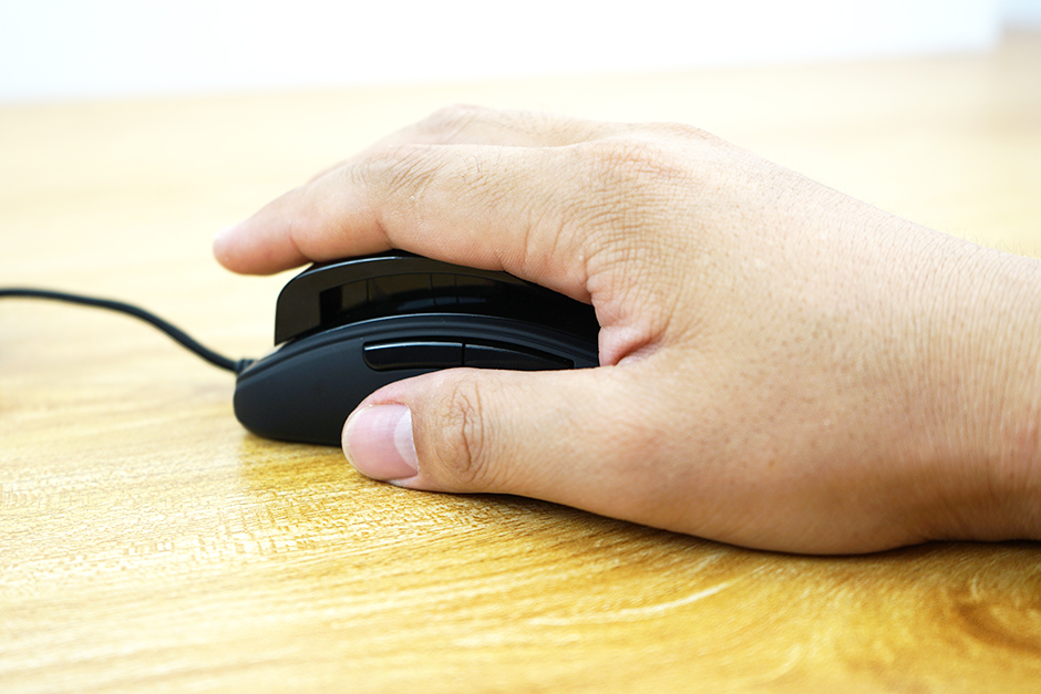 全球用户大面积中招:鼠标突然就“坏了”!不少人按到“手抽筋”,重装卸载也不管用,罗技回应