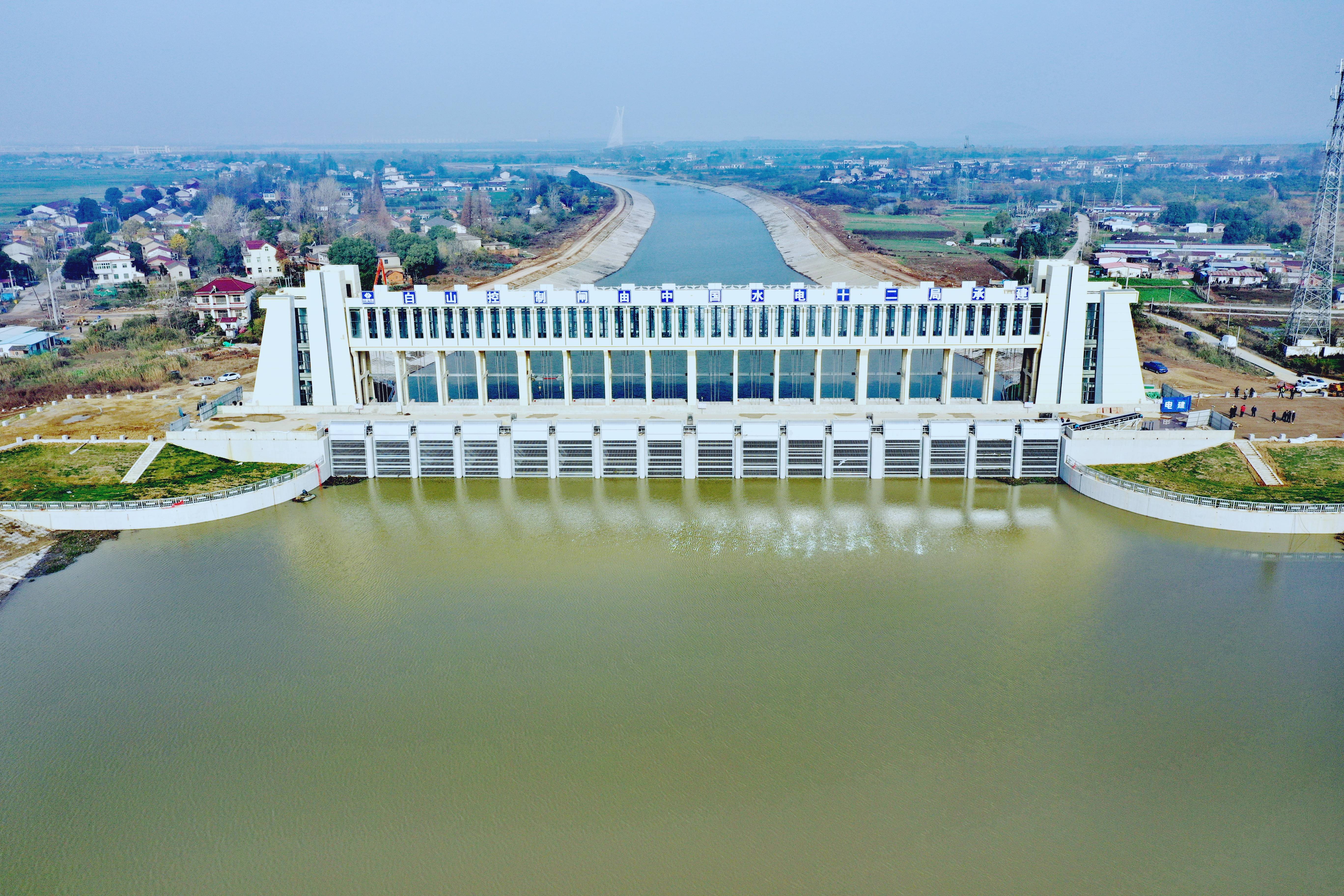 中国电建:下属子公司签署两份重大合同 总额约155.89亿元