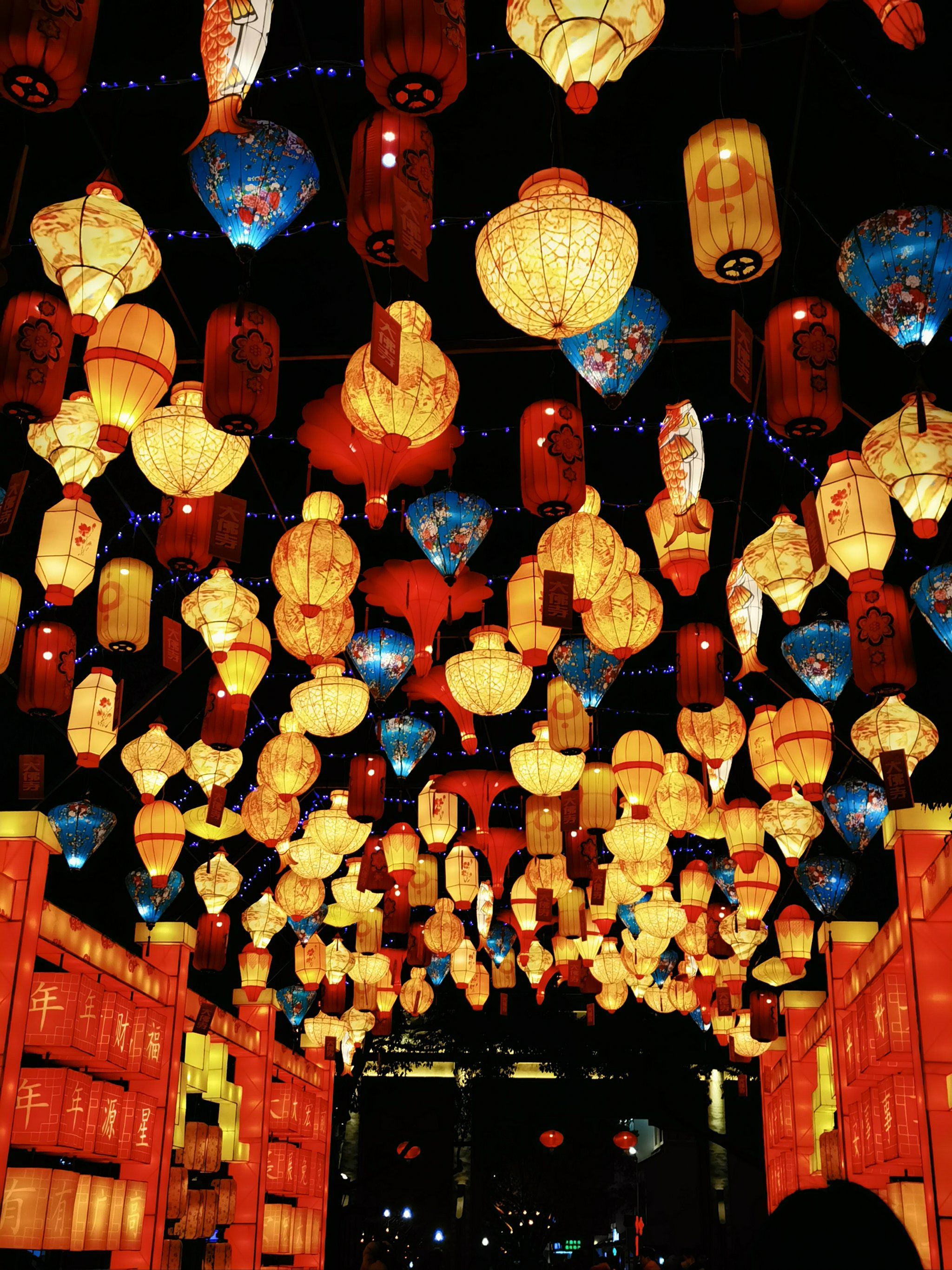 浙江横店上元灯会燃灯迎春 影视IP将赋能春节文旅消费