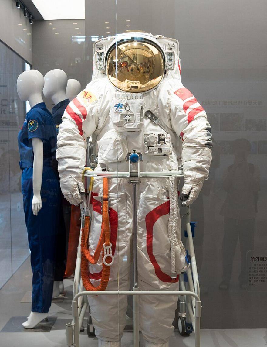 我国首套退役空间站舱外服随神二十飞船返回地球