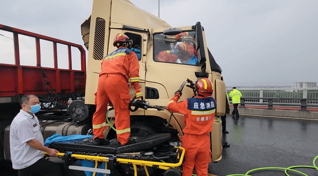 四川威远:轿车坠河三人被困 民警与消防员火速驰援化险情