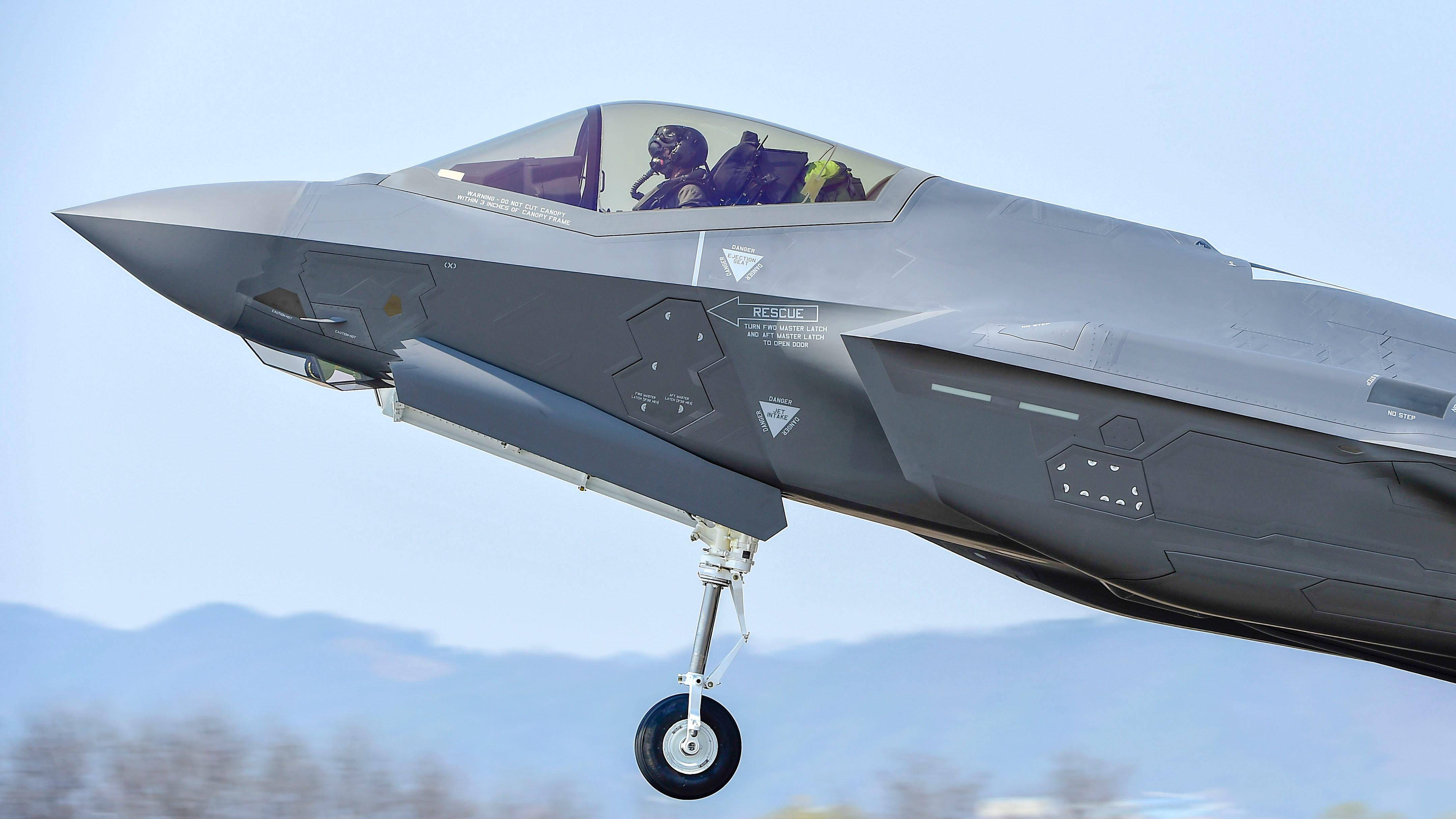 最新！特朗普：一支庞大的舰队正前往伊朗，规模超过此前派往委内瑞拉的舰队