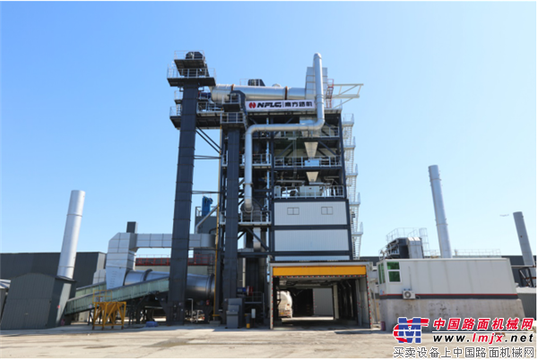 南方路机获得实用新型专利授权：“一种适合沥青再生料筛分的筛网及筛箱”