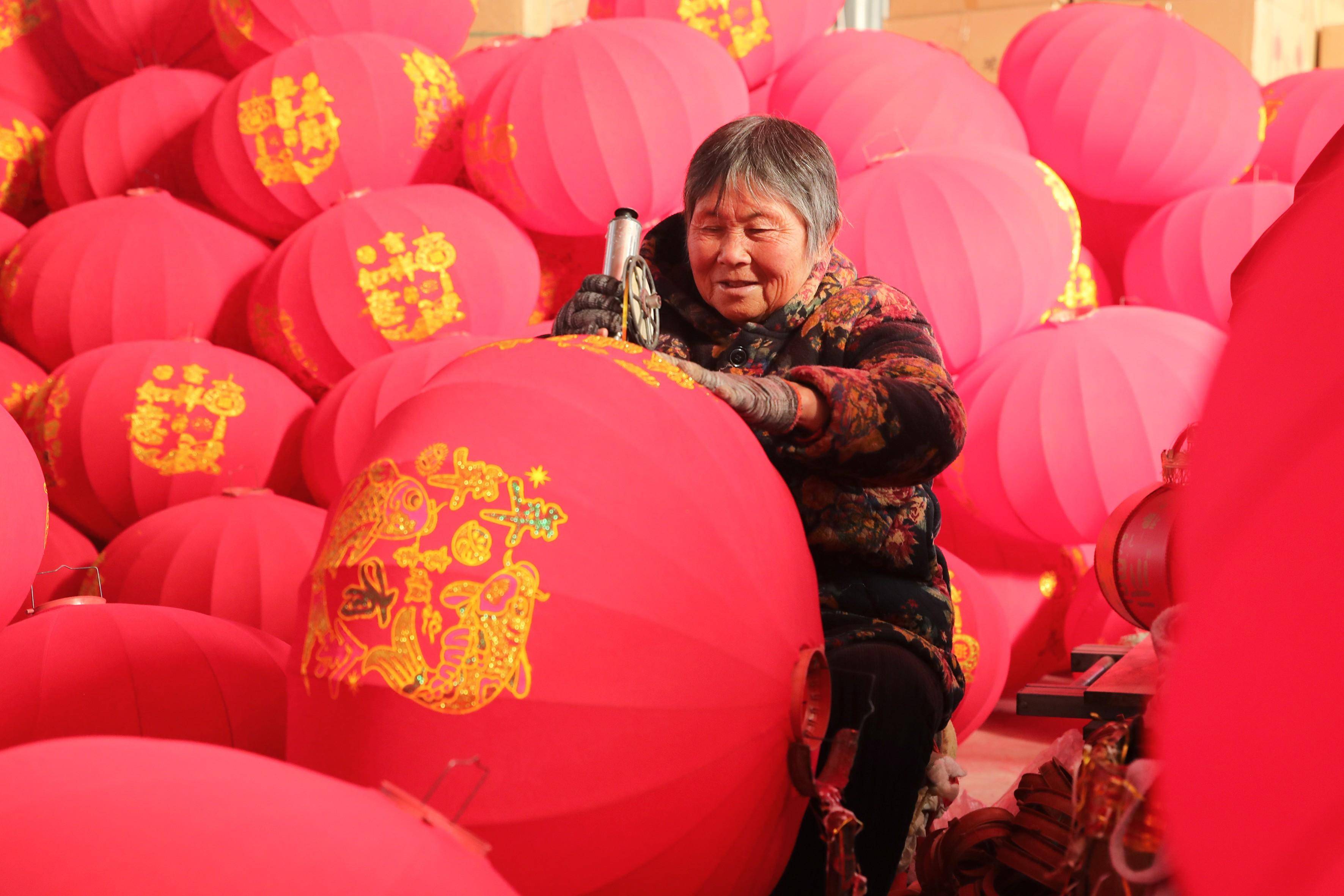 （新春走基层）山西高平：花灯赶制忙 指尖传年味儿