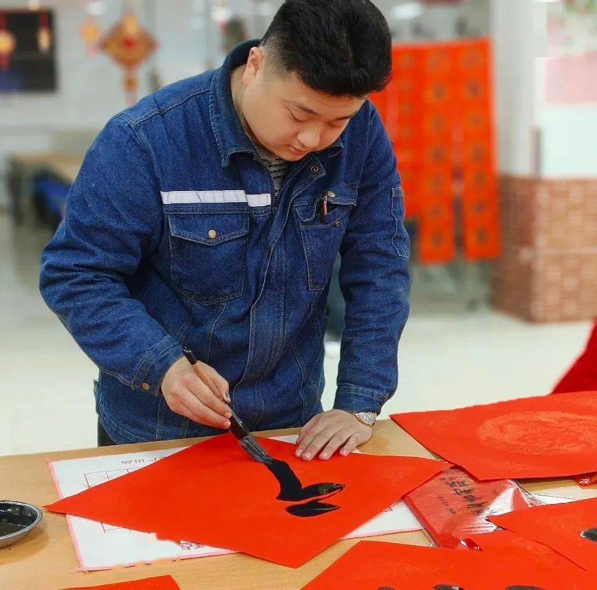 （新春走基层）百名留穗过年一线职工共同庆祝小年