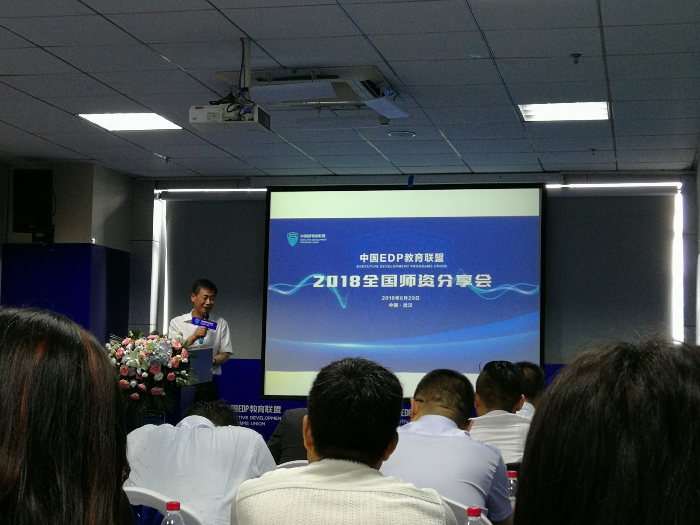 菲利华:2月10日高管蔡绍学减持股份合计7.74万股