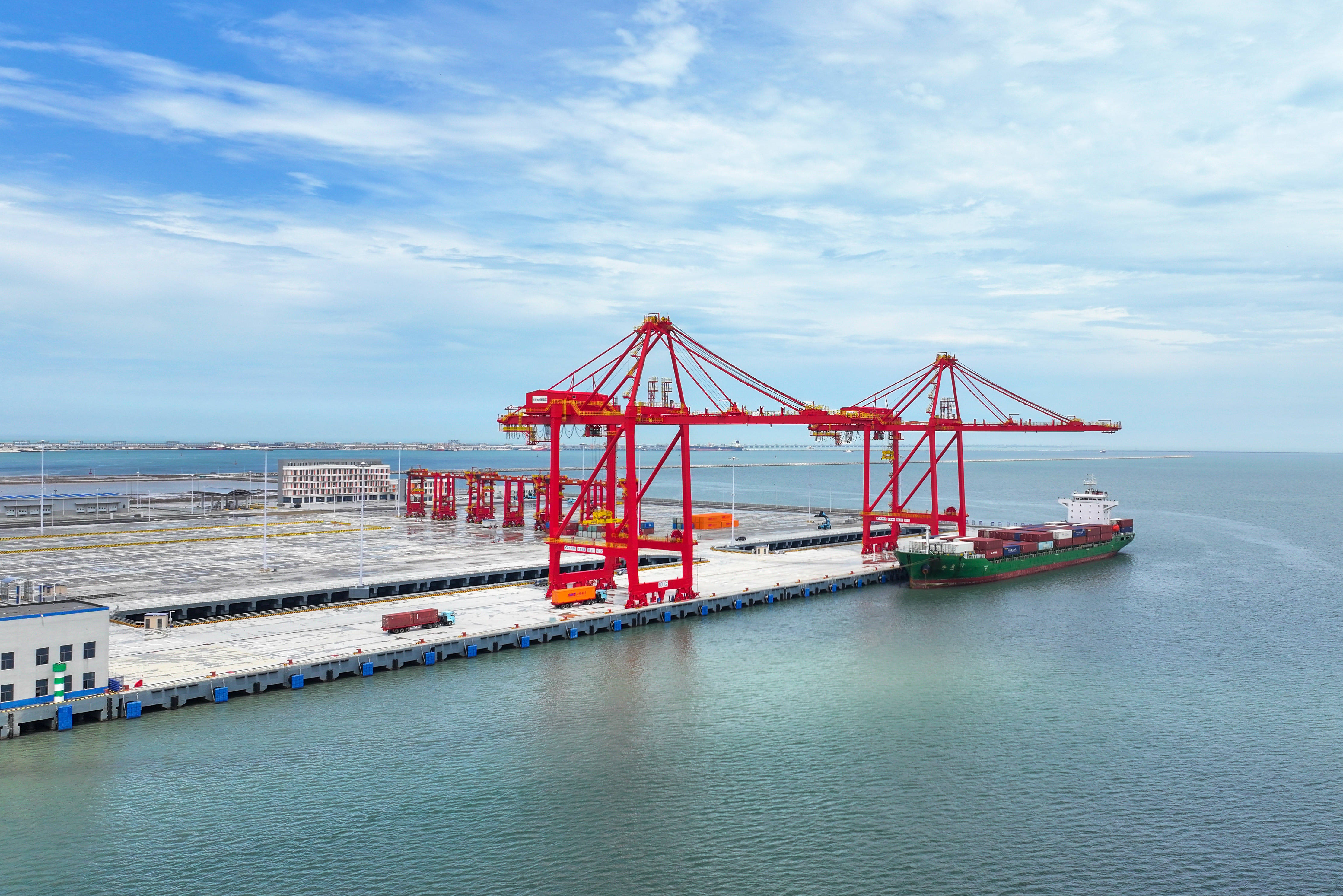 (新春走基层)日照岚山港:港口“不封箱” 服务“不打烊”