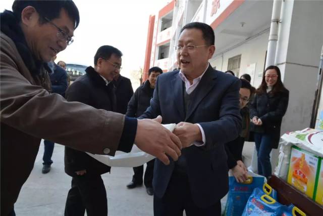 (新春走基层)从纸质车票到电子客票 铁路劳模34载见证中国铁路“速度”