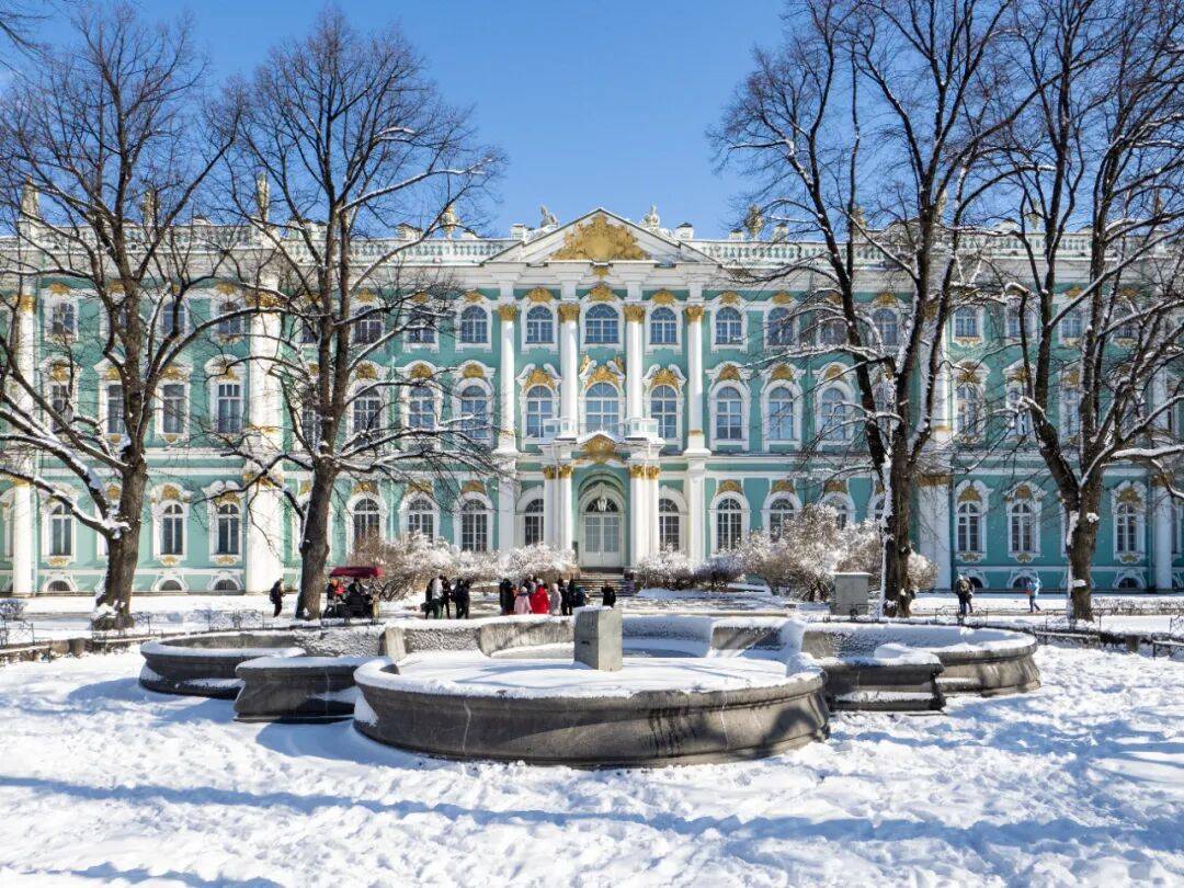 中国游客称因道路积雪,被困俄罗斯“极光村” 超40小时!有游客被安置在学校,安置点提供食物和热水,俄媒:滞留游客都已离开