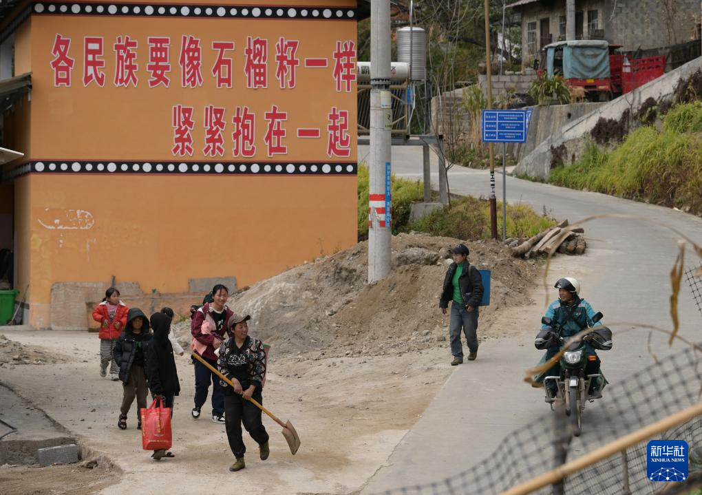 (新春走基层)中缅边境云南澜沧拜年活动热闹非凡