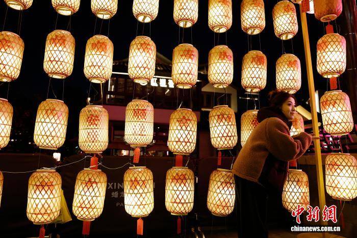 （新春走基层）上海：游客在千古情景区欢度新春