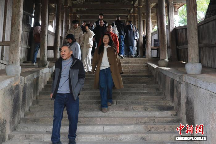 (新春走基层)浙江古镇“百姓戏台”引客来 乡音乡情演绎地道年味