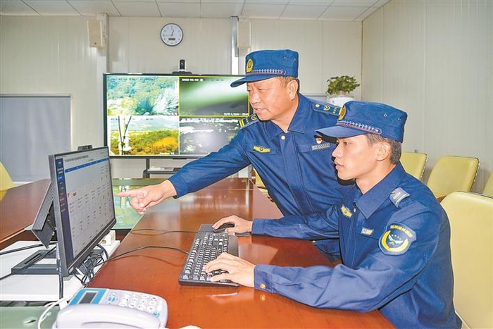 (新春走基层)重庆节后开工首日见闻:奋勇争先开新局 百业发展干劲足