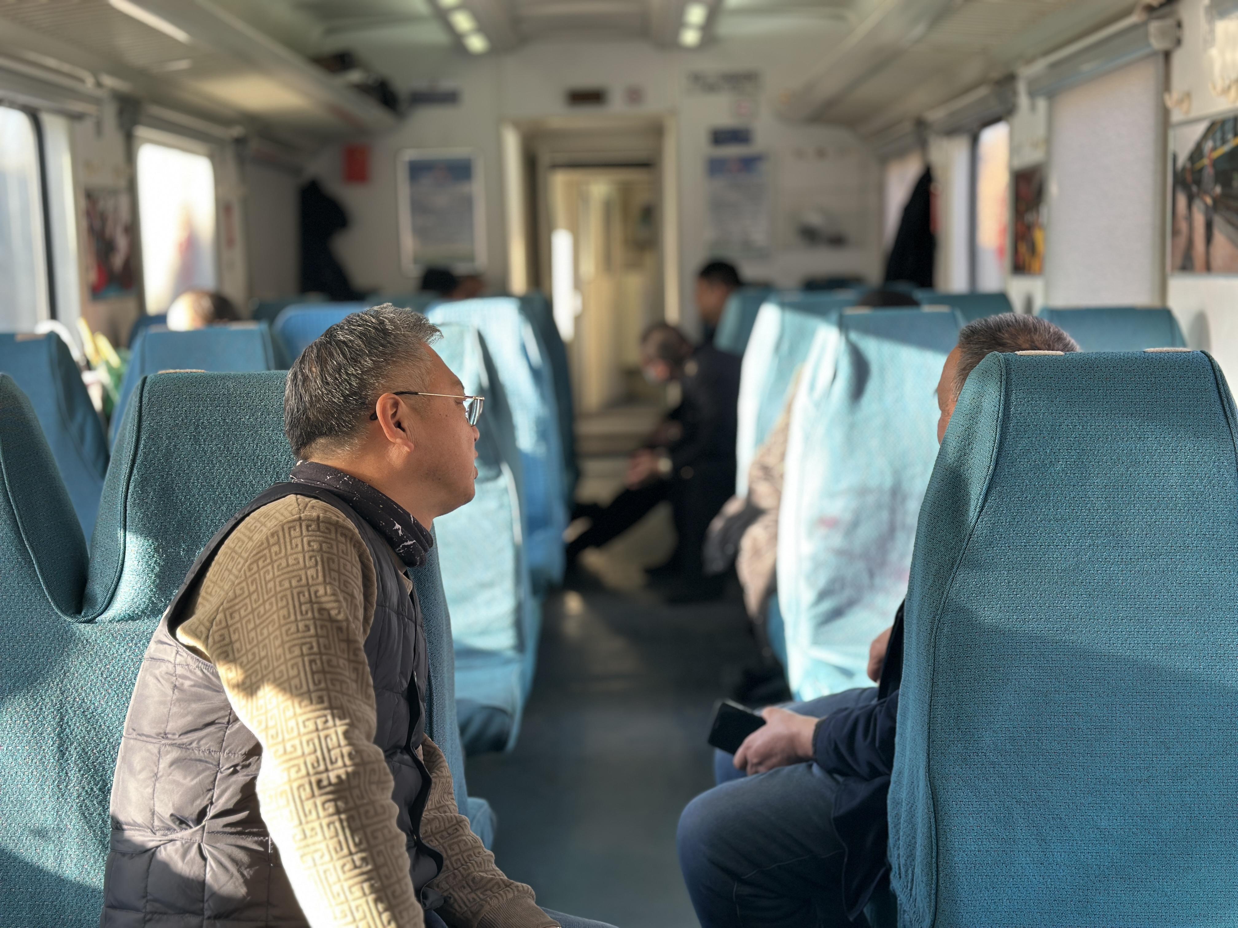 新春走基层丨慢火车来了机器人乘务员