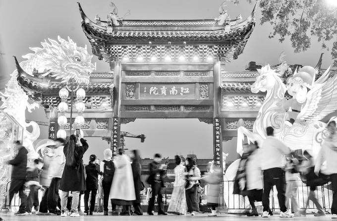 春节期间第40届秦淮灯会主会场白鹭洲入园游客超20万人次