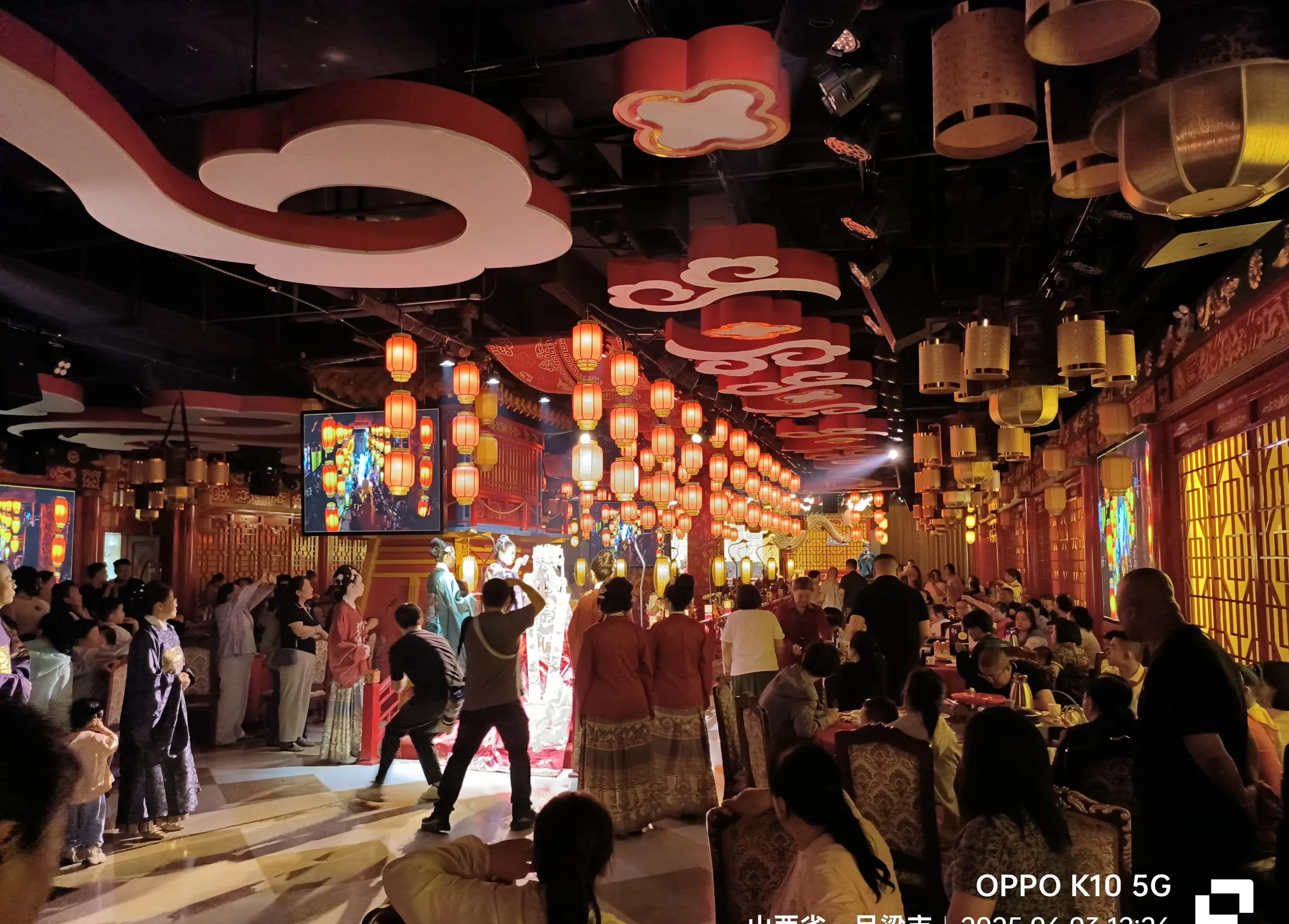 （新春见闻）海外友人慕容街上“闹”元宵 沉浸式体验传统民俗