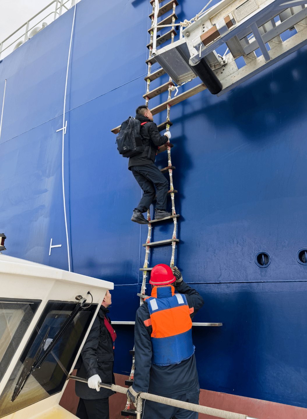 （新春走基层）海南洋浦港引航员：为巨轮引路，护水上国门