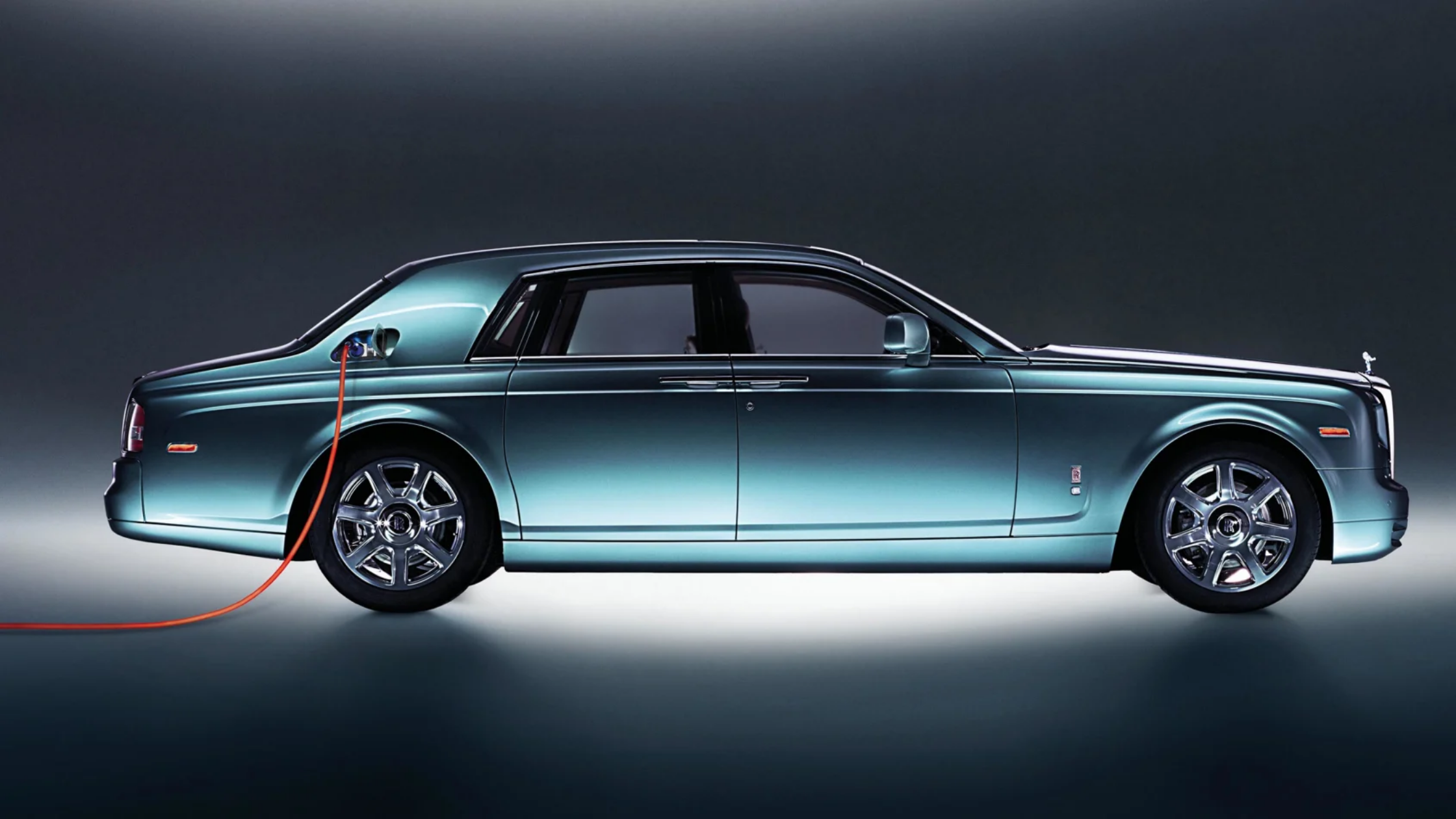 劳斯莱斯调整电动化计划：一场趋势与现实的艰难再平衡