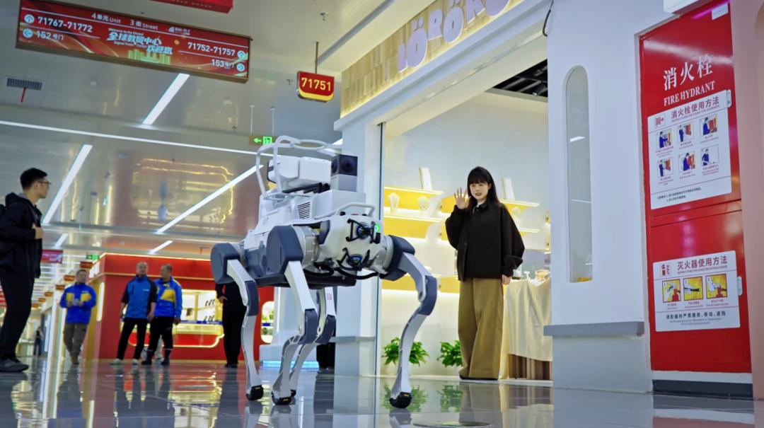 高德智能导盲犬亮相2026北京亦庄人形机器人半马，协助视障人士完成一系列复杂任务