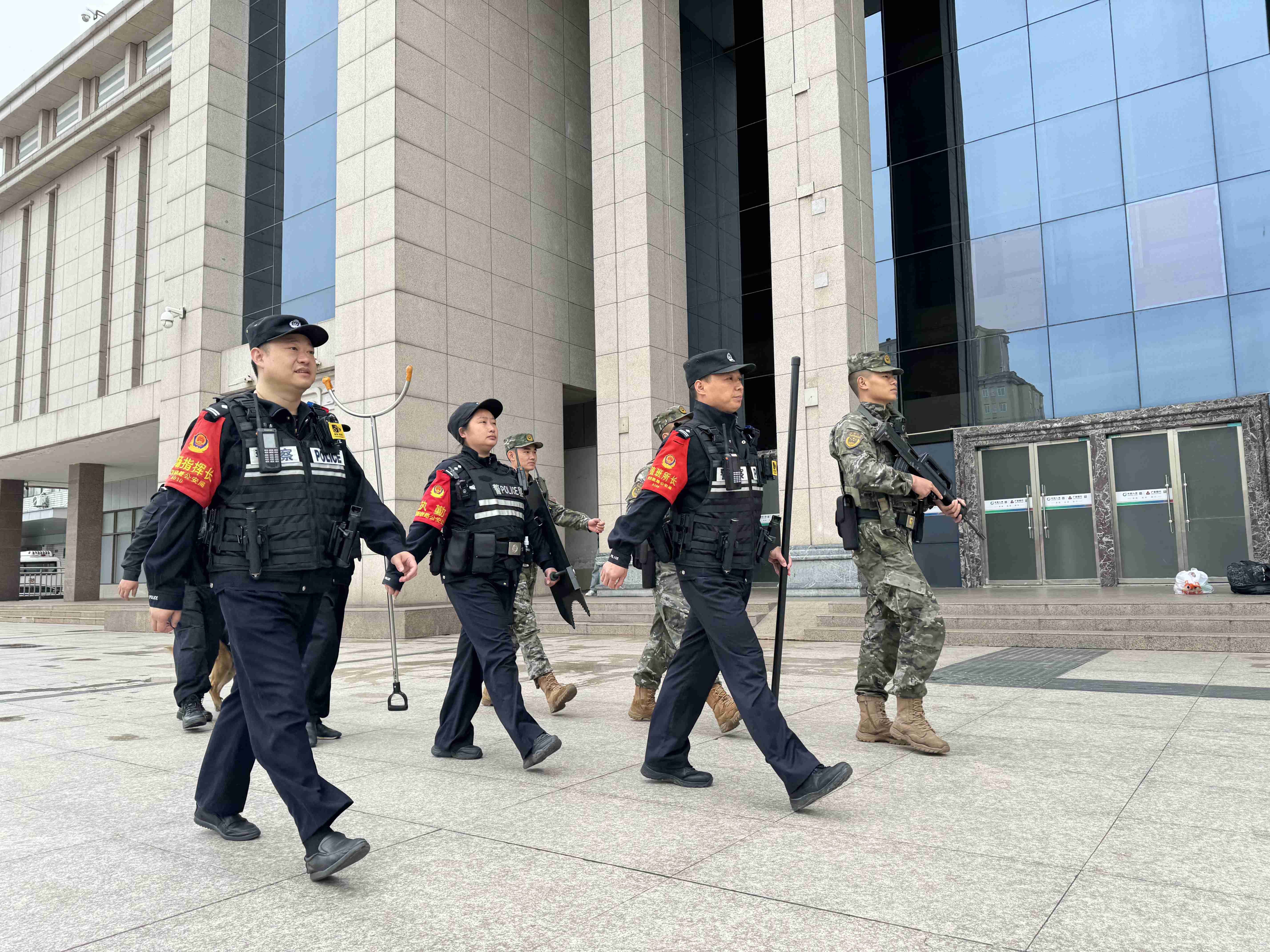 北京铁警加强巡逻检查确保“五一”假期旅客出行安全