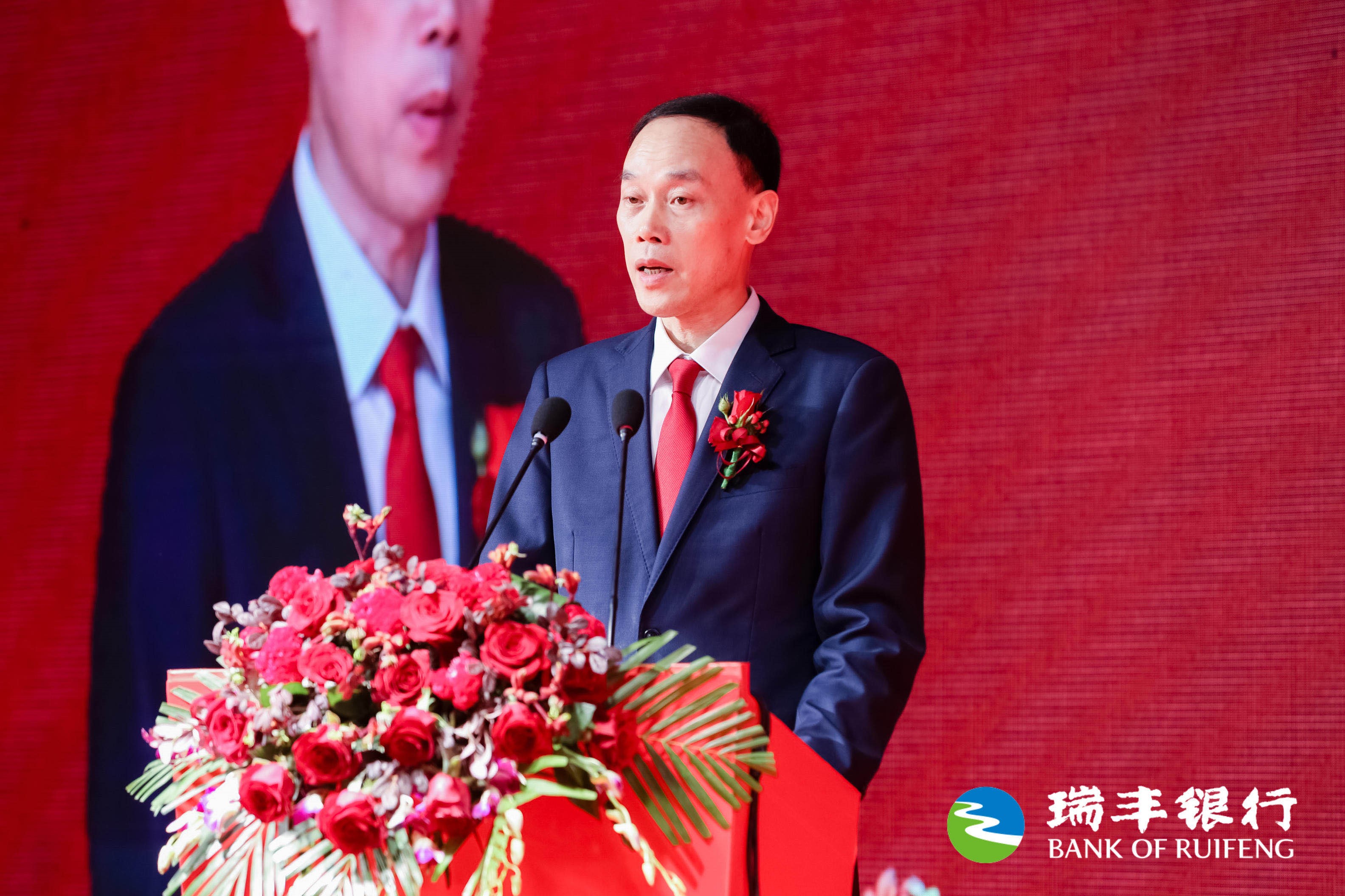 上交所：沪市主板公司去年实现营收49.49万亿元